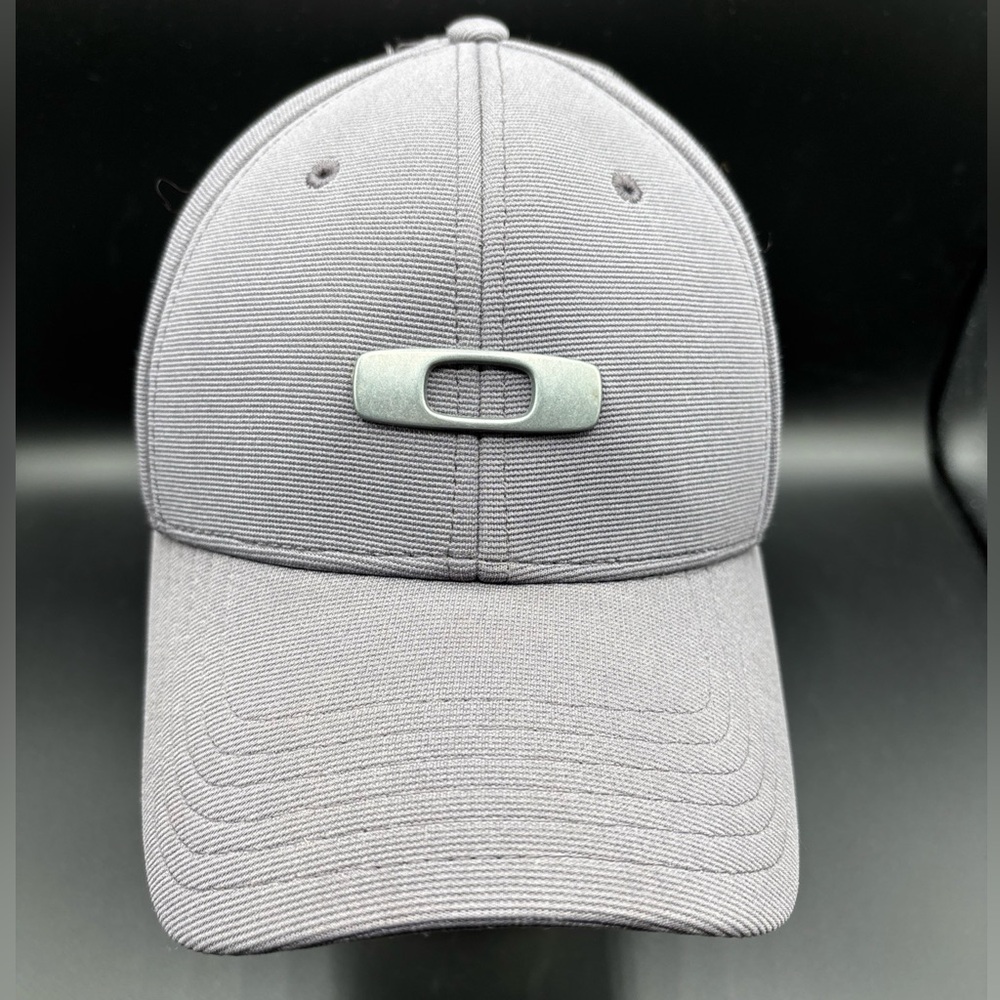 Oakley Hat Cap Size S/M Adult Mens Flex Fit Gray Classic Cap EUC Athletic
